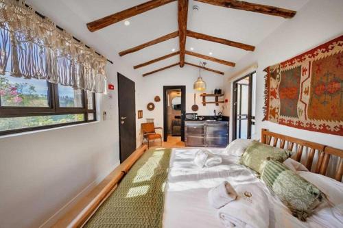 Jerusalem Cabin | Peace Forest Jerusalem - Cabins & Caravans by City of David