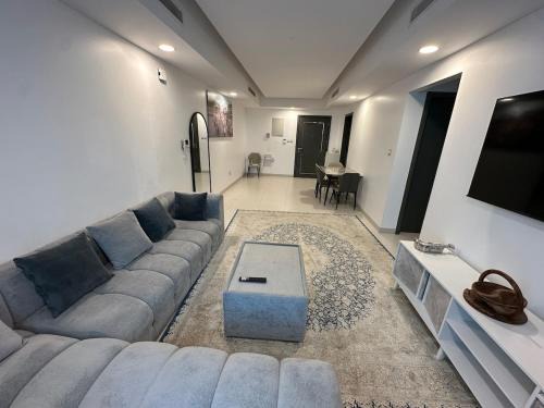 Al Ghubrah Ash Shamaliyyah Apartment | Pinnacle Row Panoramic 2BR Oasis