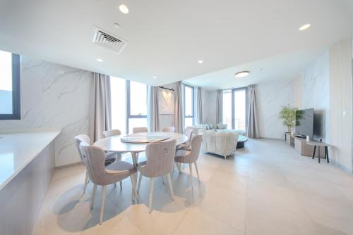 Sharjah Apartment | Premium 3BR - Maid Room - Boulevard Aljada by Arada -Pool - Gym
