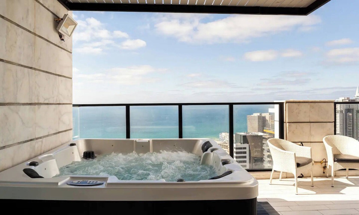 Bat Yam Apartment | Prestigious penthouse in a luxury tower