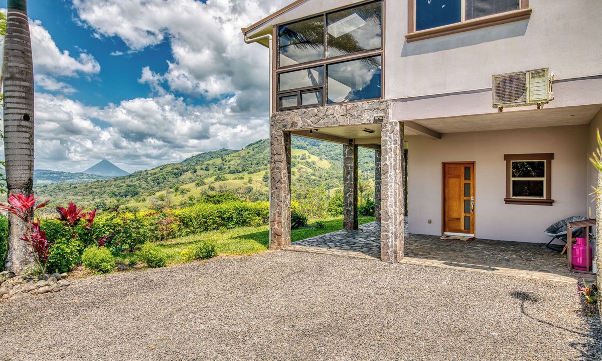 Tronadora Apartment | Private Apartment with Amazing Views of Lake Arenal