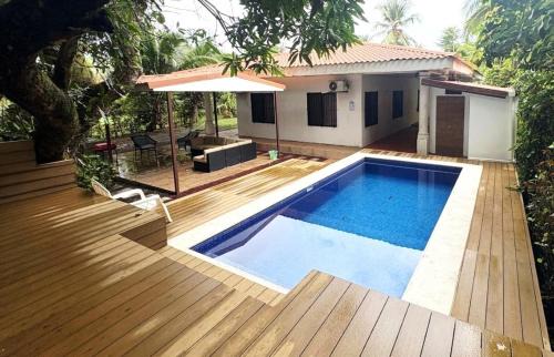 Parrita House | Private Pool Retreat 3min walk to Isla Palo Seco Beach, Sleeps 10, Casa Ylang Ayala