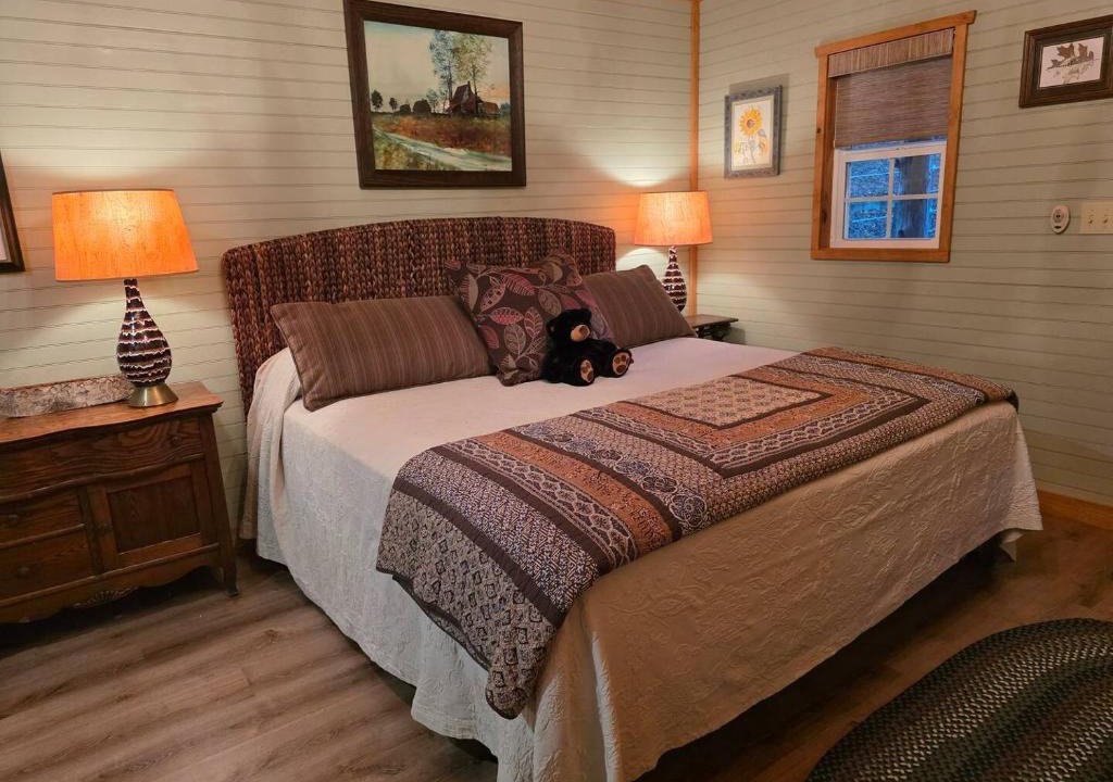 Jamestown House | Private romantic Tiny Home King bed Jamestown