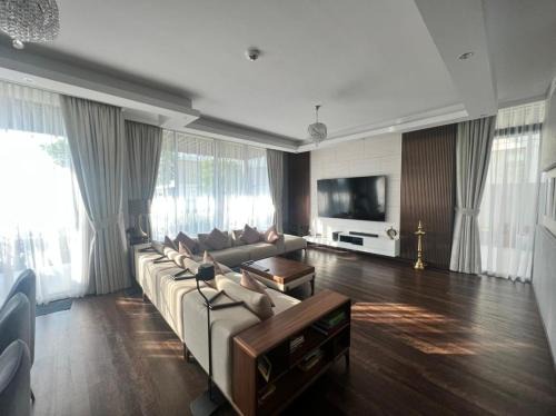 Dubai House | Private room in a luxury villa at Dubai hills
