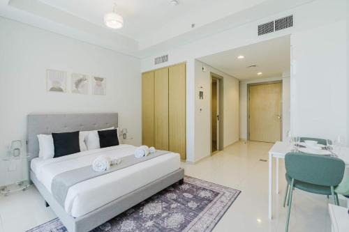 Sheikh Zayed Road Apartment | PVH - Aykon City - Charming Studio with Canal View