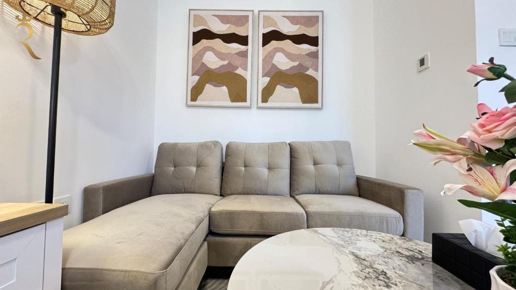 Abu Dhabi Apartment | Queen Bed Studio - Elegant Chic Luxe Escape