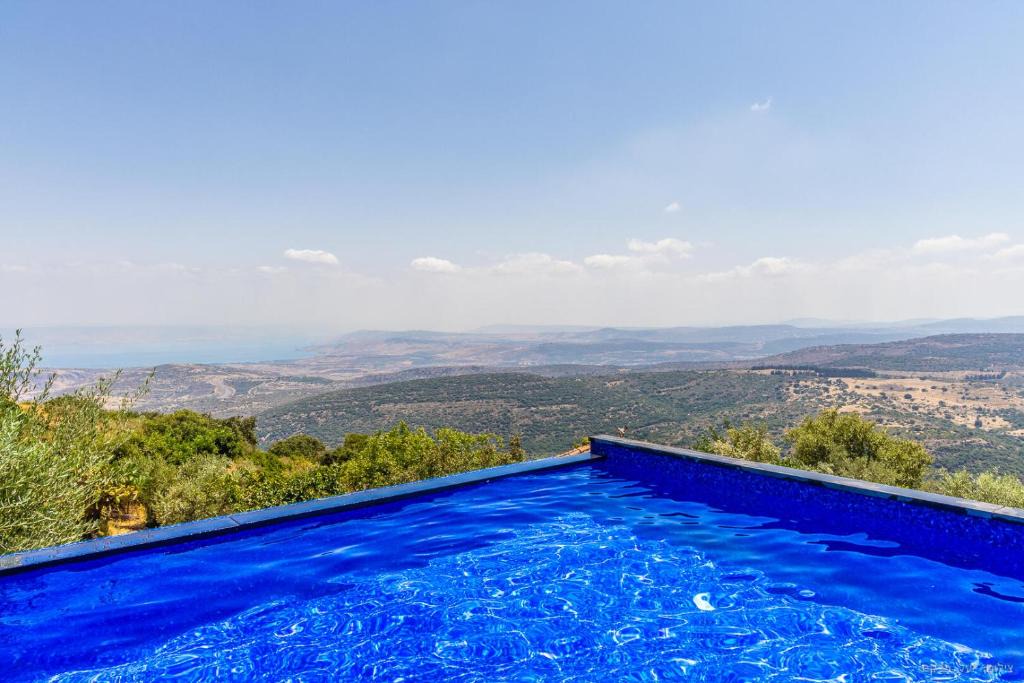 Amirim Cabin | Red and White אדום לבן