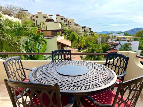 Coco Sunset Hills House | Rooftop Sunset Cove