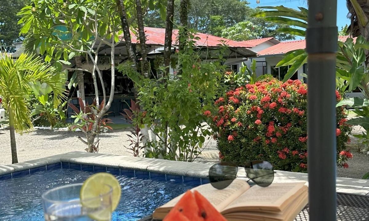 Uvita Hotel | Rooms & Pool Macaws