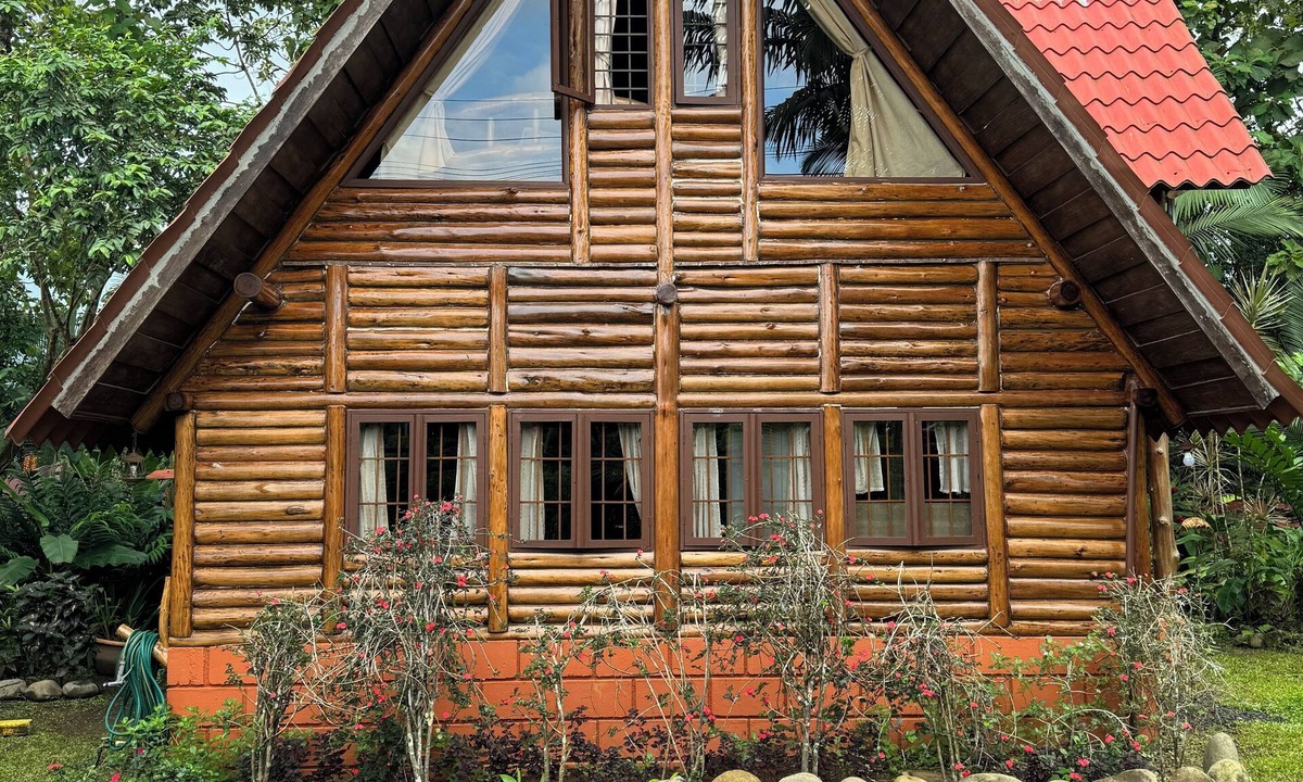 La Fortuna Cabin | Rustic Chalet Cabin for 6 Private Pool-Gym Access