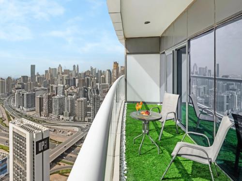 Business Bay Apartment | Sky-high 1Br Apartment Sleeps 4 in Damac Paramount