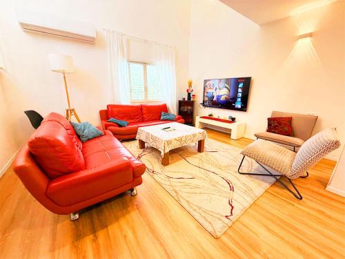 Ra'ananna Apartment | Spacious 3BD Penthouse with Rooftop & Parking