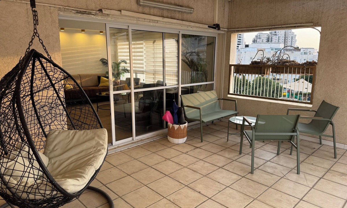 Petah Tikva Apartment | Spacious 4 Bedroom Penthouse with Huge Terrace, Parking, Central Location