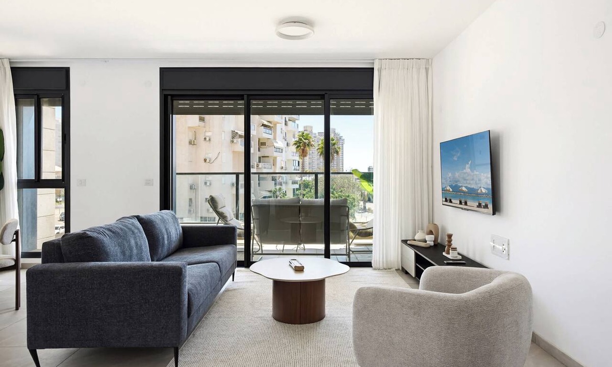 Rishon LeTsiyon Apartment | Spacious 4BR Apt l Sunny Balcony & Mamad