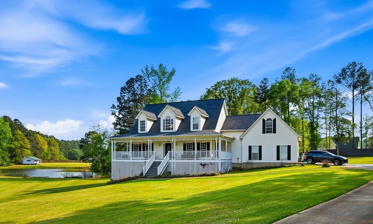McDonough House | Spacious 4BR House in Terrific McDonough with AC, Gym, and Wrap-Around Porch