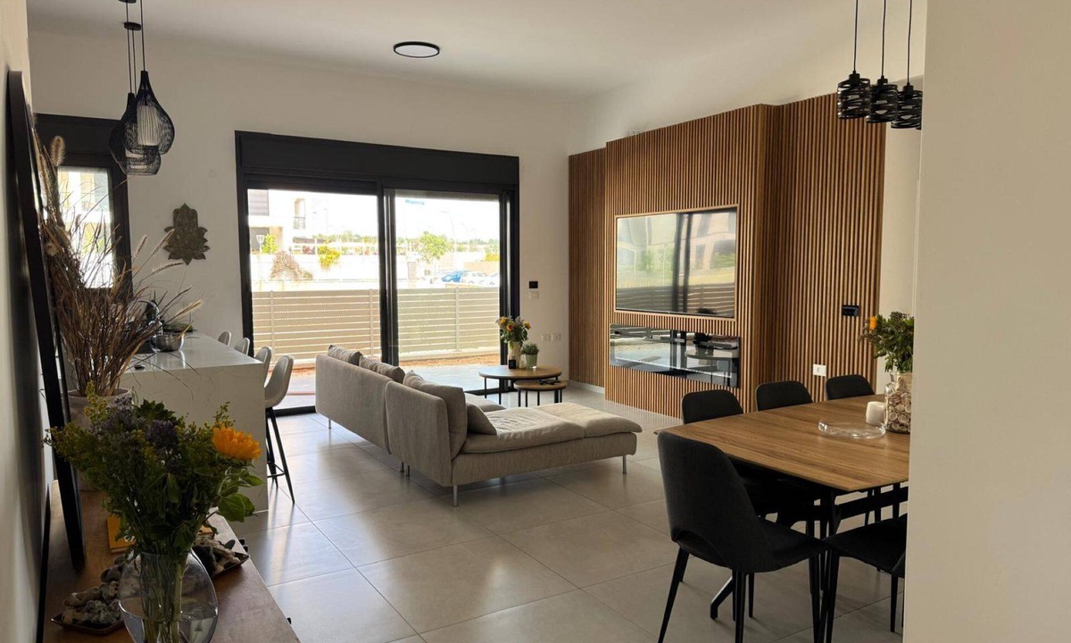 Or Akiva Apartment | Spacious Modern Upscale 4-Bedroom Garden Apartment next to Caesarea