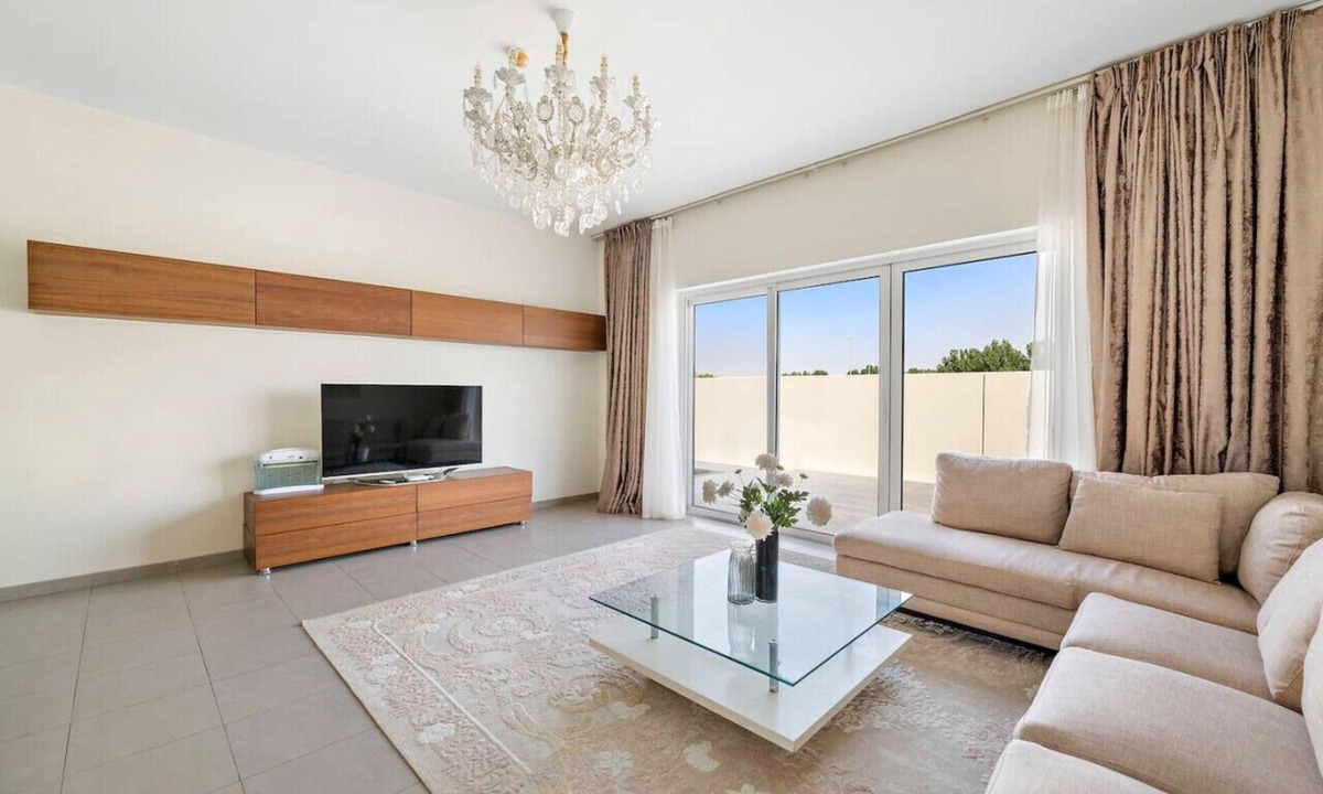 Dubai Apartment | Spacious & Private Townhome | 5 mins drive to Al Maktoum Airport
