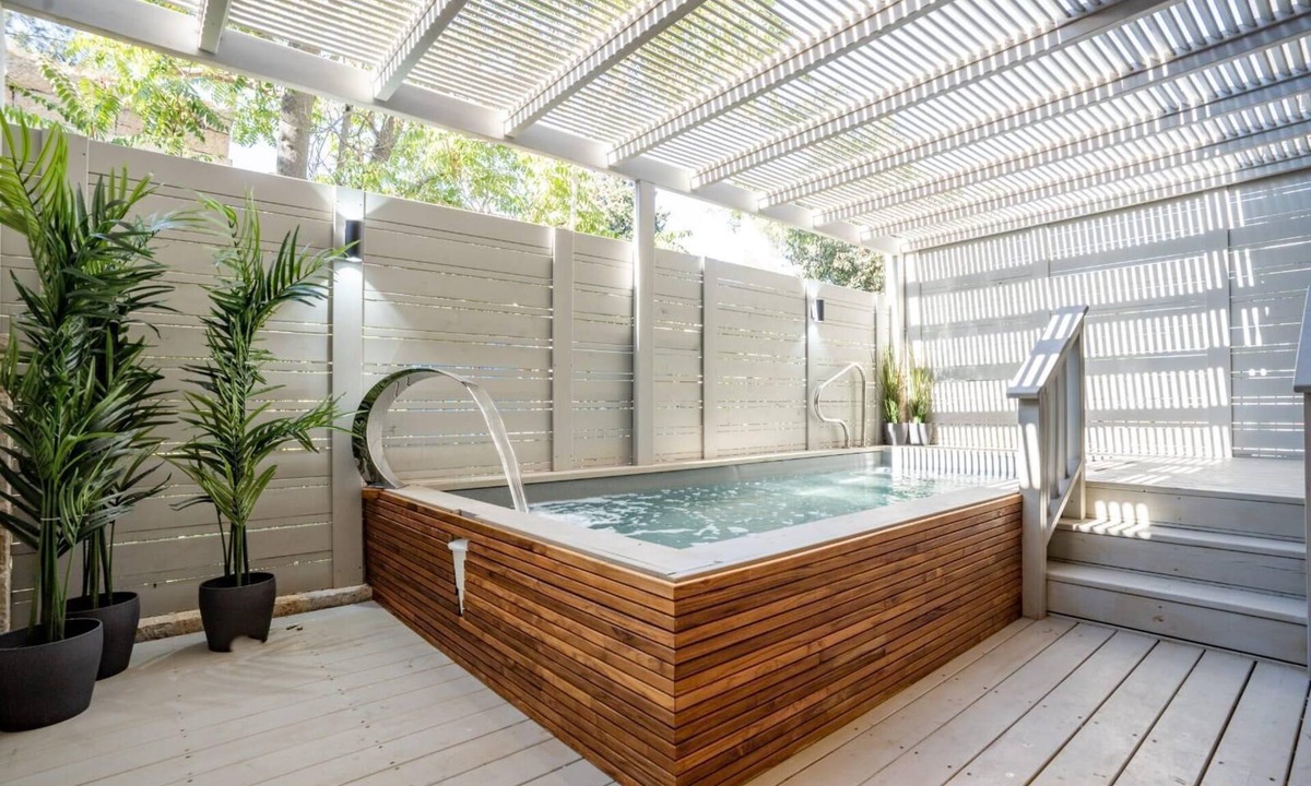 Mea She'arim Apartment | Splashy 1 Bedroom on Haneviim Street in City Center with Private Heated Pool