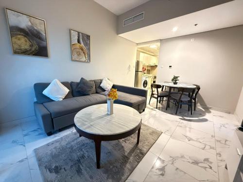 Dubai Apartment | StoneTree - Cozy and Modern 1 BR