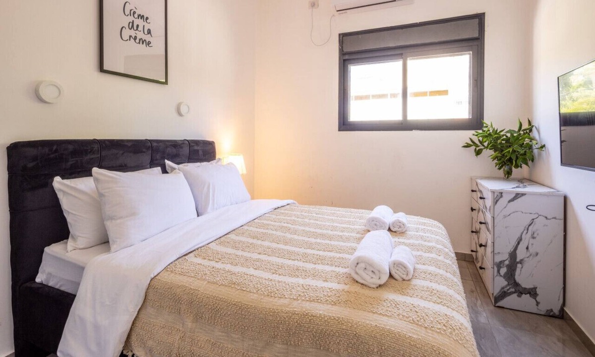 Haifa Apartment | Stylish 3BR City Stay Near Baháʼí Gardens