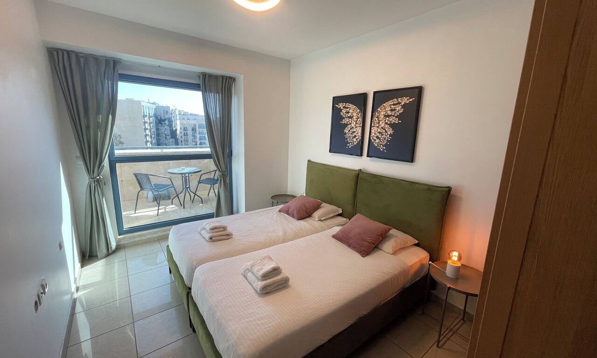 Jerusalem City Centre Apartment | Sunny 1-BR Terrace & Lift 1-min to Shuk
