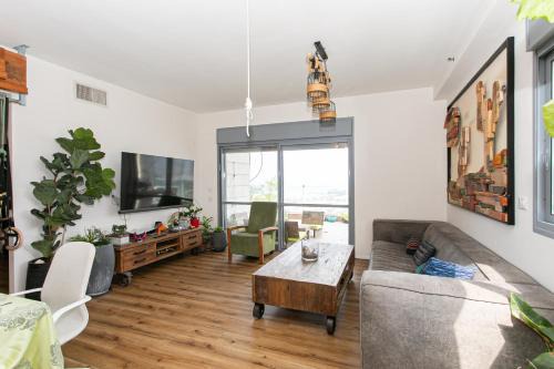 Tirat HaCarmel Apartment | Sunny Penthouse with Private Rooftop Balcony & BBQ