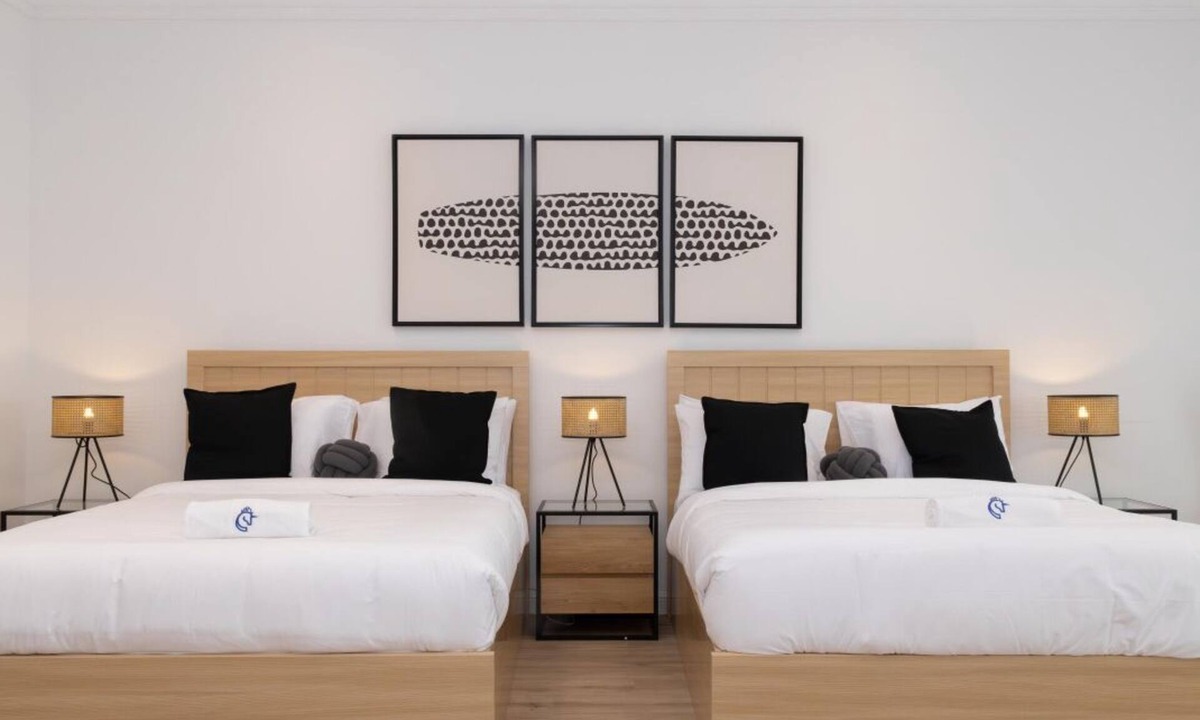 Jumeira 3 House | Sunset & Kite Beach Retreat: Elegant Sea View Room with Balcony