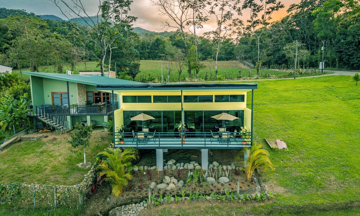 Penas Blancas House | The Honeybee House: Spacious 2BR Jungle Home