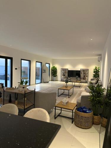 Abu Dhabi Villa | The Plunge Villa - Farm House