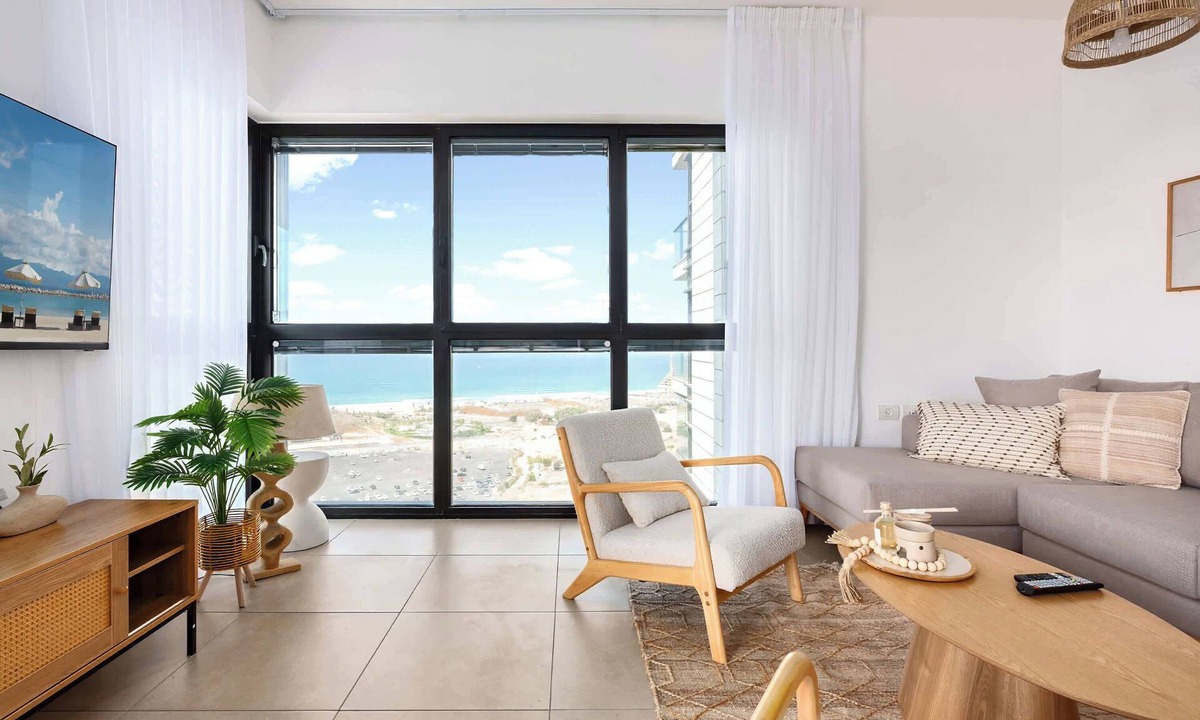 Bat Yam Apartment | Tower Apartment w/Sea View & Style | Mamad