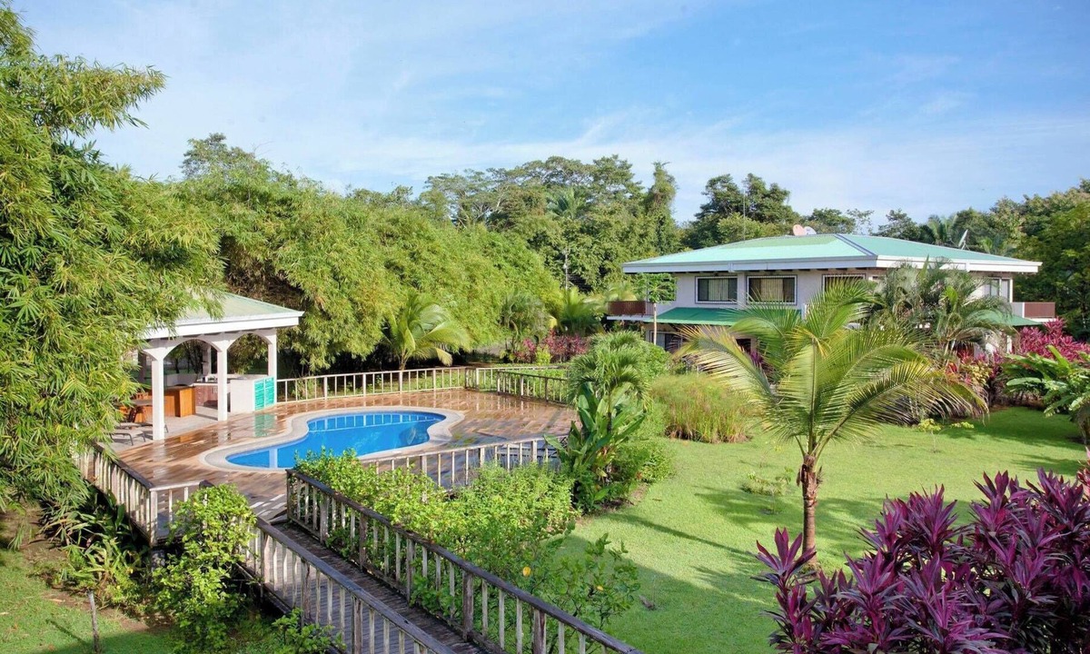 Quepos Condo | Two-bedroom condo with privacy. 5 minutes to Quepos
