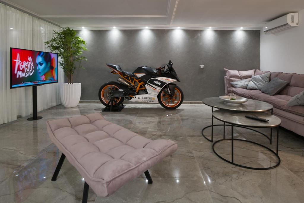 Haifa Apartment | Unique apartment with jacuzzi, close to German colony street