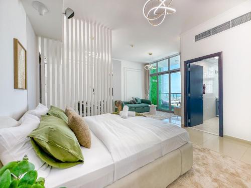 Dubai Marina Apartment | Upgrade Unit for 6 pax with Sea View Ideal Location Near Beach Big Balcony
