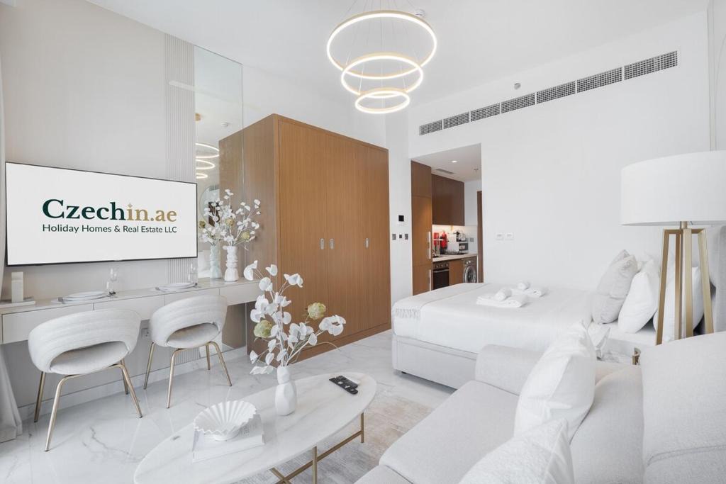Dubai Apartment | Vibrant Room in Studio City - Azizi Beach Mirage