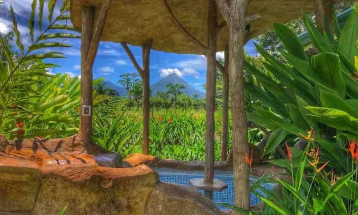 La Fortuna Villa | Villa Rústica Arenal: With Free Sloths Territory Pass!