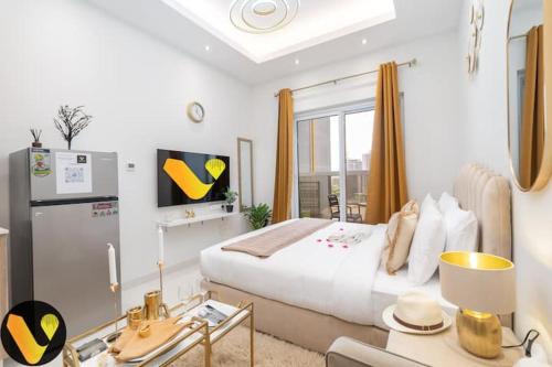 Dubai Sports City Apartment | Vogue Vacation Homes, Sports City Hera Tower Near First Avenue Mall, Studio Apartment with Balcony, Canal and City View, Access to all Amenities