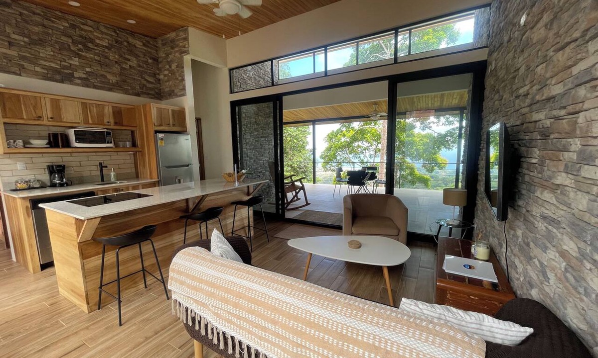 Jaco House | Wake to the birds, sleep to the sound of the waves