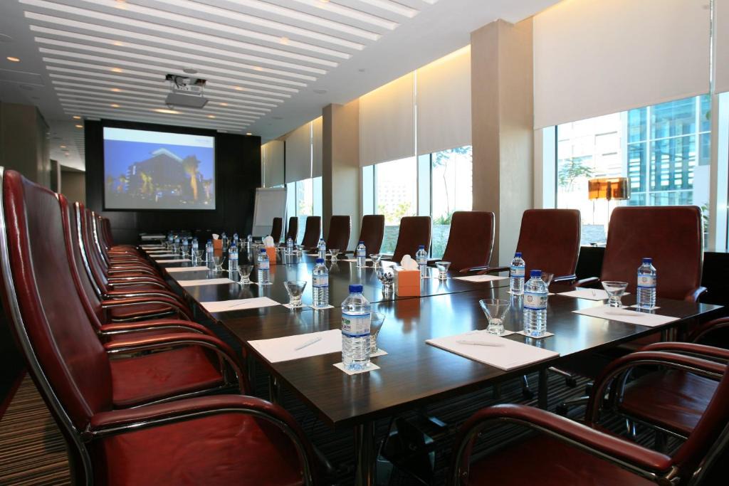 Abu Dhabi Hotel | Yas Plaza Circuit by IHG
