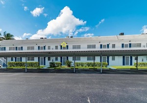 2 Bed, 2 Bath Condo with Pool in The Moorings 🌴 Less than a mile to the Gulf 🌊 in Naples
