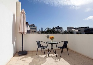 BEN YEHUDA ST 21 SPACIOUS APARTMENT WITH BALCONY.