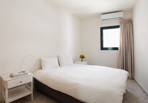 BEN YEHUDA ST 21 SPACIOUS APARTMENT WITH BALCONY.