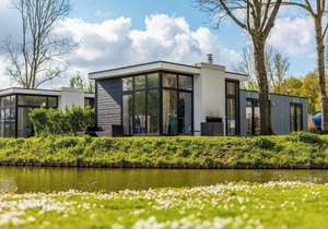 Chalet with 2 bedrooms and a terrace in Halfweg