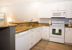 Chic Minimalist Condo with Swimming Pool, Hot Tub, and Beach Club Access in Playa del Coco