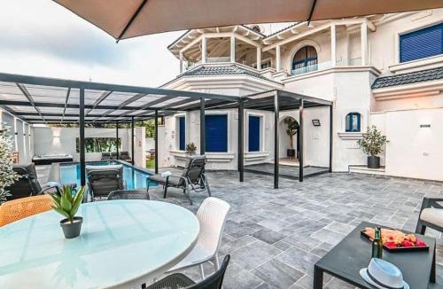 Ein Ya'akov Apartment | אחוזת סנטוריני - וילה מהממת עם בריכה מחוממת מקורה וג'קוזי בעין יעקב