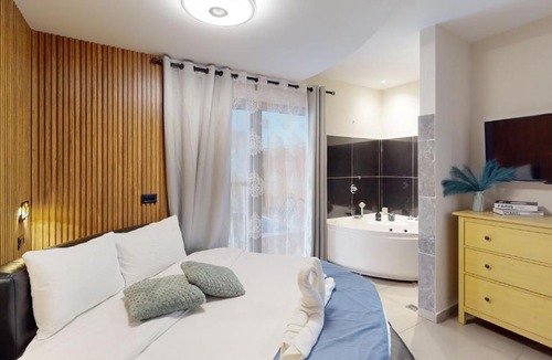 Had Nes Apartment | אחוזת ריצ'מונד של רשת לב הגולן - 3 סוויטות מהממות בחד נס ליד הכנרת עם בריכה משותפת מחוממת ומקורה