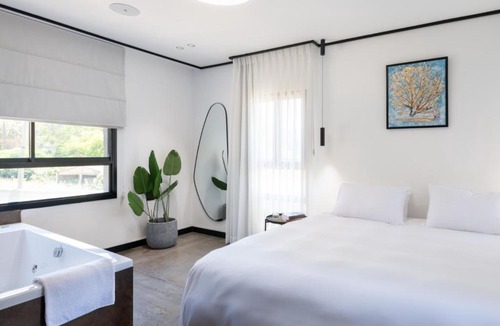 Eshta'ol Apartment | בוטיק אשתאול - 4 סוויטות מפנקות עם ג'קוזי פרטי ו2 בריכות במתחם