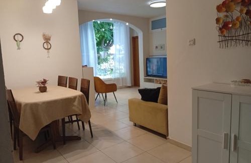 Petah Tikva Apartment | בין העצים
