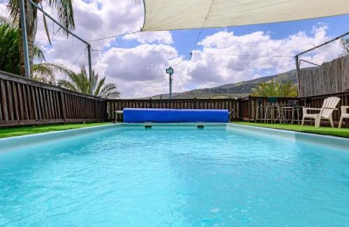 Menahemia Apartment | בינות התמרים- 3 צימרים מהממים עם בריכה וג'קוזי ספא!