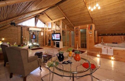 Liman House | ביקתפוז וקלמנטינה- מתחם בקתות וסוויטות עם ג'קוזי פרטי ובריכה משותפת מחוממת ומקורה