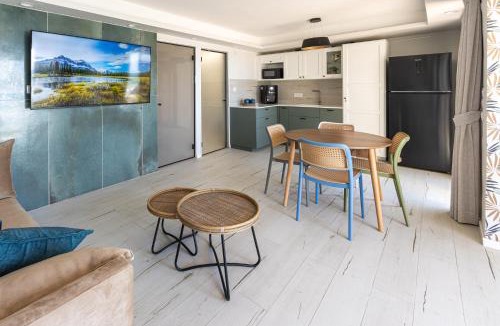 Haifa Apartment | בית חוף מושלם עם גקוזי ומרפסת - Beachside Bliss W jacuzzi